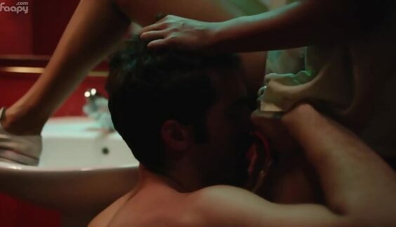 Video porno in bagno con la sexy mora